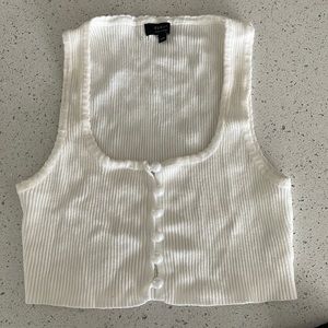 These tops are from the brand “Debut”!